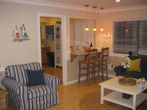 Smart TV, fireplace, video games, DVD player - Bright and Colorful - Family Friendly!  Short walk to the Best Beaches in Town! (Santa Cruz)