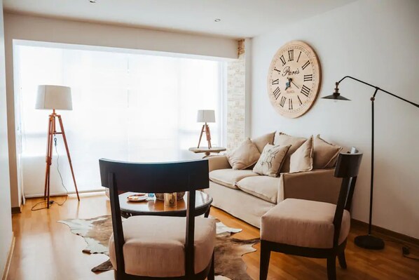 Apartment, 3 Schlafzimmer | Wohnbereich | 42-Zoll-Smart-TV mit Kabelempfang, Fernseher