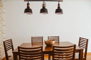 Apartment, 3 Schlafzimmer | Essbereich im Zimmer