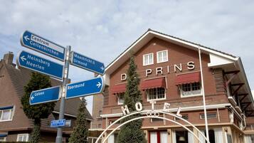 Een hotel met een bord waarop de weg naar nabijgelegen locaties wordt aangegeven.