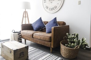 Departamento, 3 habitaciones | Área de sala de estar | Smart TV