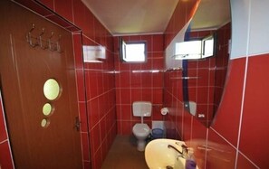 Classic Double or Twin Room | Bathroom