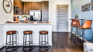 Full-sized fridge, microwave, stovetop, dishwasher - Local 2BR w/ Gym + Pool Alamo Drafthouse (Austin)