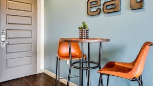 In-room dining - Local 2BR w/ Gym + Pool Alamo Drafthouse (Austin)