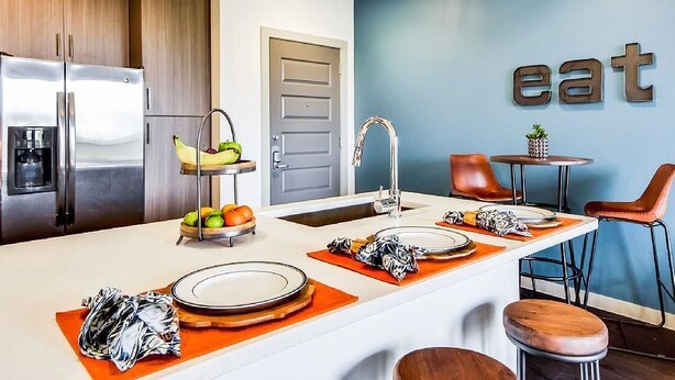 Full-sized fridge, microwave, stovetop, dishwasher - Local 2BR w/ Gym + Pool Alamo Drafthouse (Austin)
