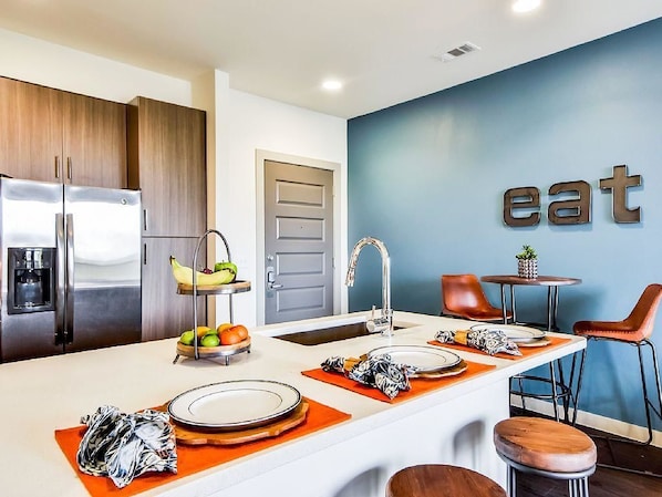 Full-sized fridge, microwave, stovetop, dishwasher - Local 2BR w/ Gym + Pool Alamo Drafthouse (Austin)