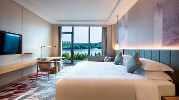 Kamar Standar, 1 Tempat Tidur King, pemandangan danau | Minibar, brankas, meja kerja, dan tirai kedap cahaya