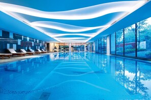 Una piscina cubierta