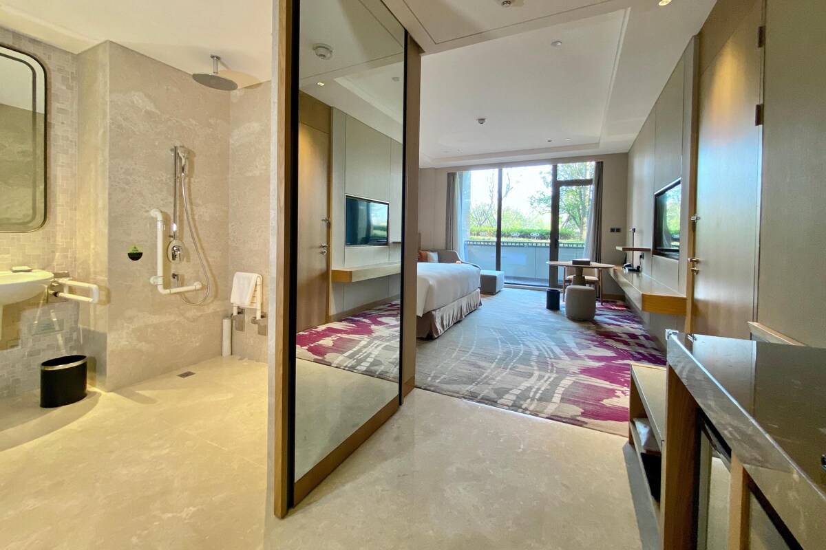 Een minibar, een kluis op de kamer, een bureau, verduisterende gordijnen