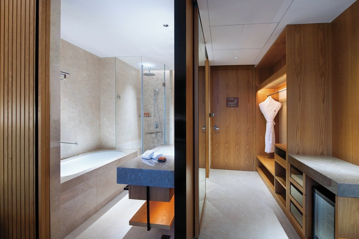 Minibar, Zimmersafe, Schreibtisch, Verdunkelungsvorhänge