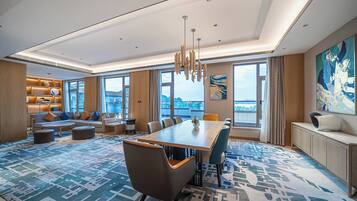 Suite Presidensial | Minibar, brankas, meja kerja, dan tirai kedap cahaya