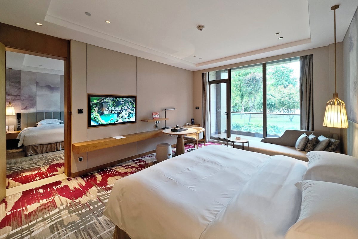 Standard Room, 1 King Bed, Garden View