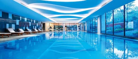 Piscina interna, piscina externa sazonal