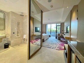 Habitación estándar, 1 cama de matrimonio grande, accesible para personas con discapacidad | Minibar, caja fuerte, escritorio y cortinas opacas