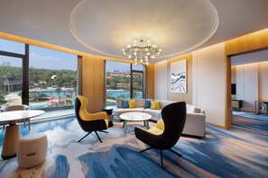 套房, 1 間臥室, 泳池景觀 | 迷你吧、客房內保險箱、書桌、遮光布/窗簾