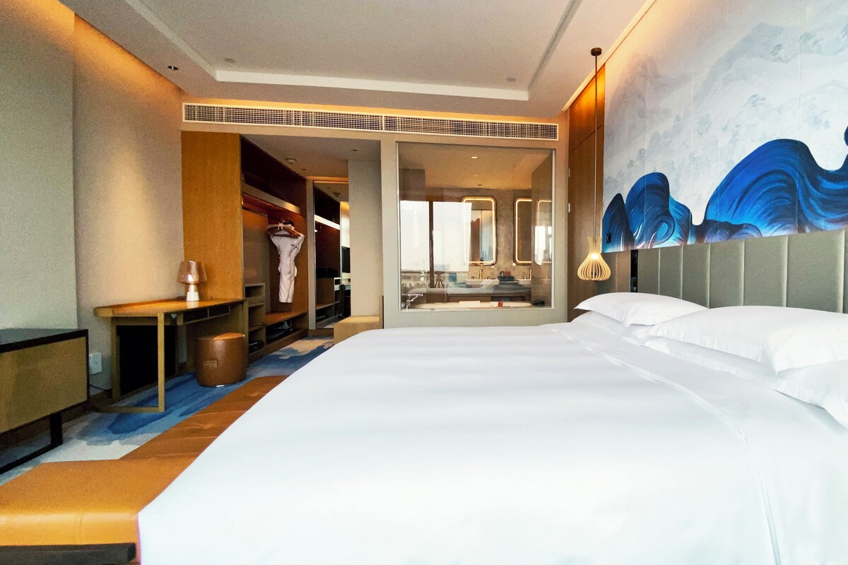 Standaard kamer, 1 kingsize bed, uitzicht op zwembad | Een minibar, een kluis op de kamer, een bureau, verduisterende gordijnen