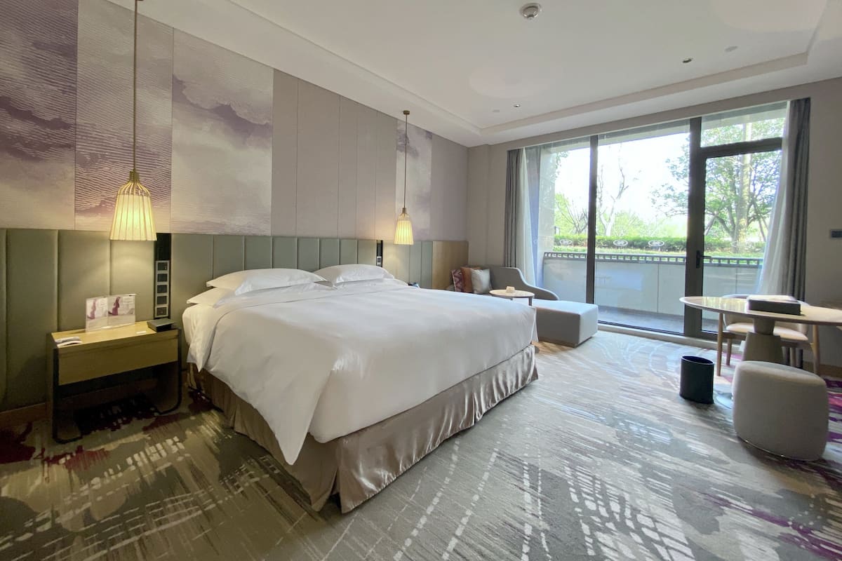 Standard Room, 1 King Bed, Accessible | 1 bedroom, minibar, in-room safe, desk