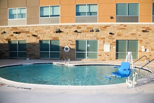 Una piscina al aire libre de temporada, sillones reclinables de piscina