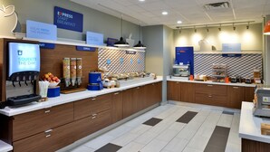 朝食 (ビュッフェ)、毎日提供 (無料)