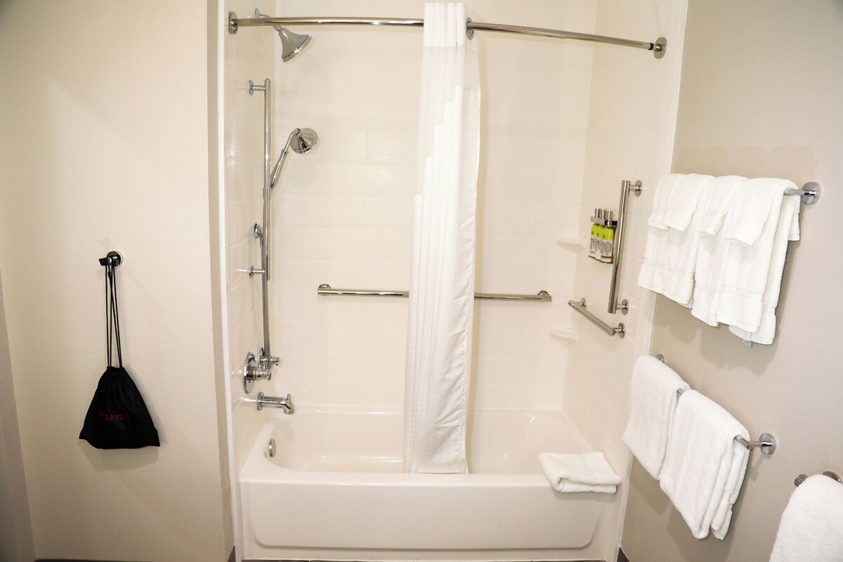 Standard Room, 2 Queen Beds, Accessible (Mobil Access Tub) | Premium bedding, in-room safe, desk, laptop workspace