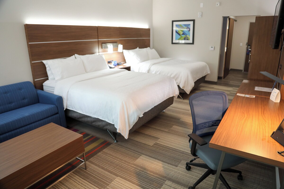 Premium bedding, in-room safe, desk, laptop workspace