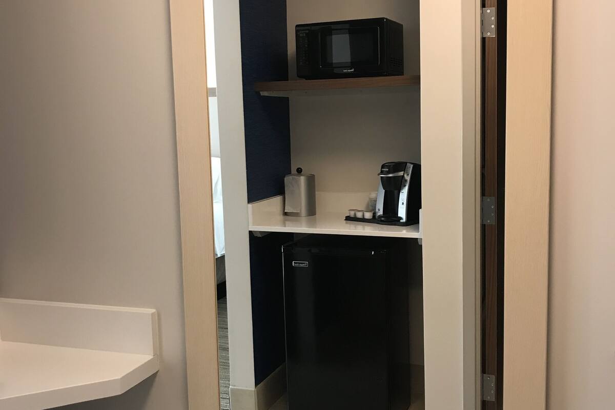 1 bedroom, in-room safe, desk, blackout curtains