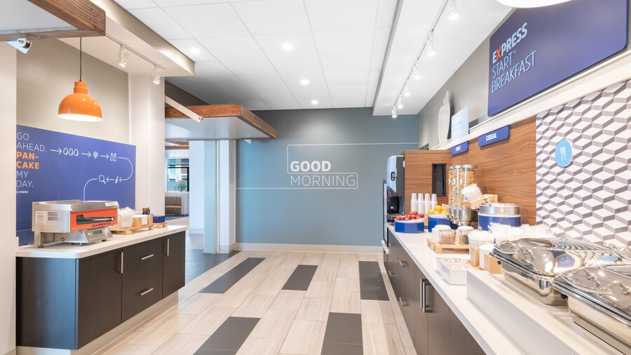 Holiday Inn Express & Suites Phoenix - Airport North by IHG