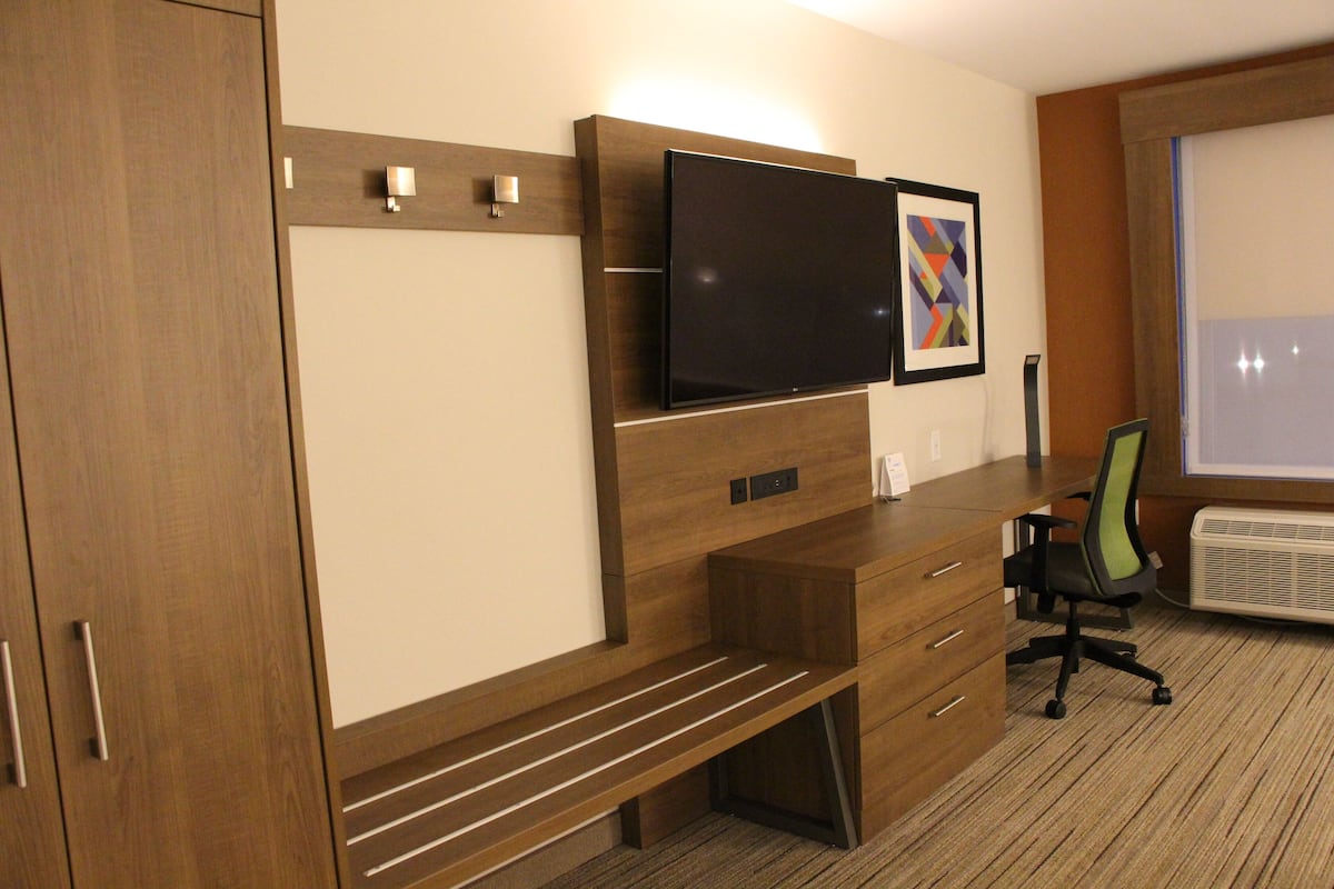 Standard Room, 1 King Bed (Extra Floor Space) | Room amenity