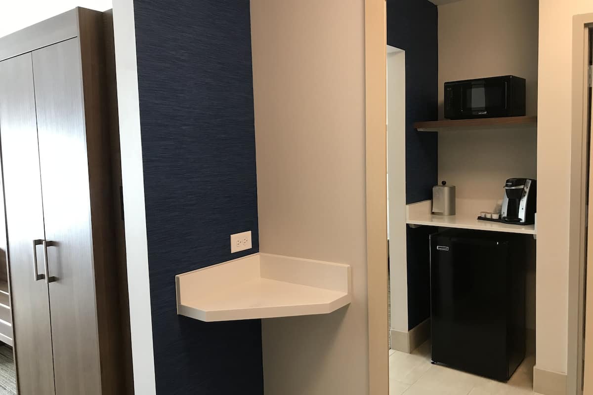 1 bedroom, in-room safe, desk, blackout curtains