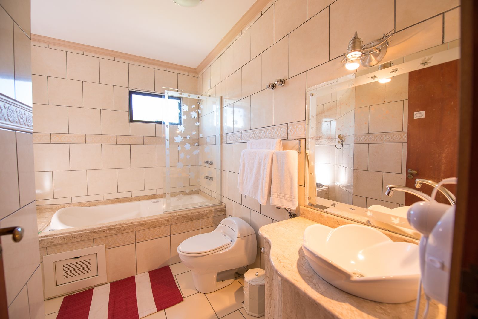 deluxe suite, jetted tub | bathroom | free toiletries, hair dryer, bidet, towels