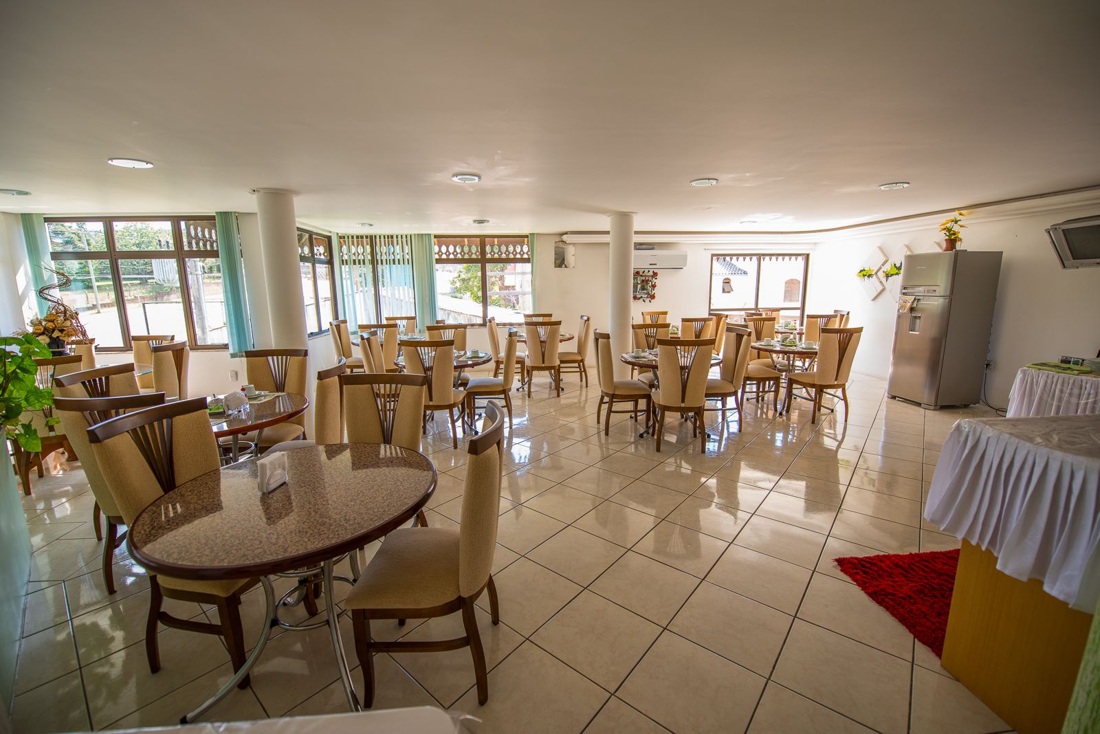 free daily full breakfast