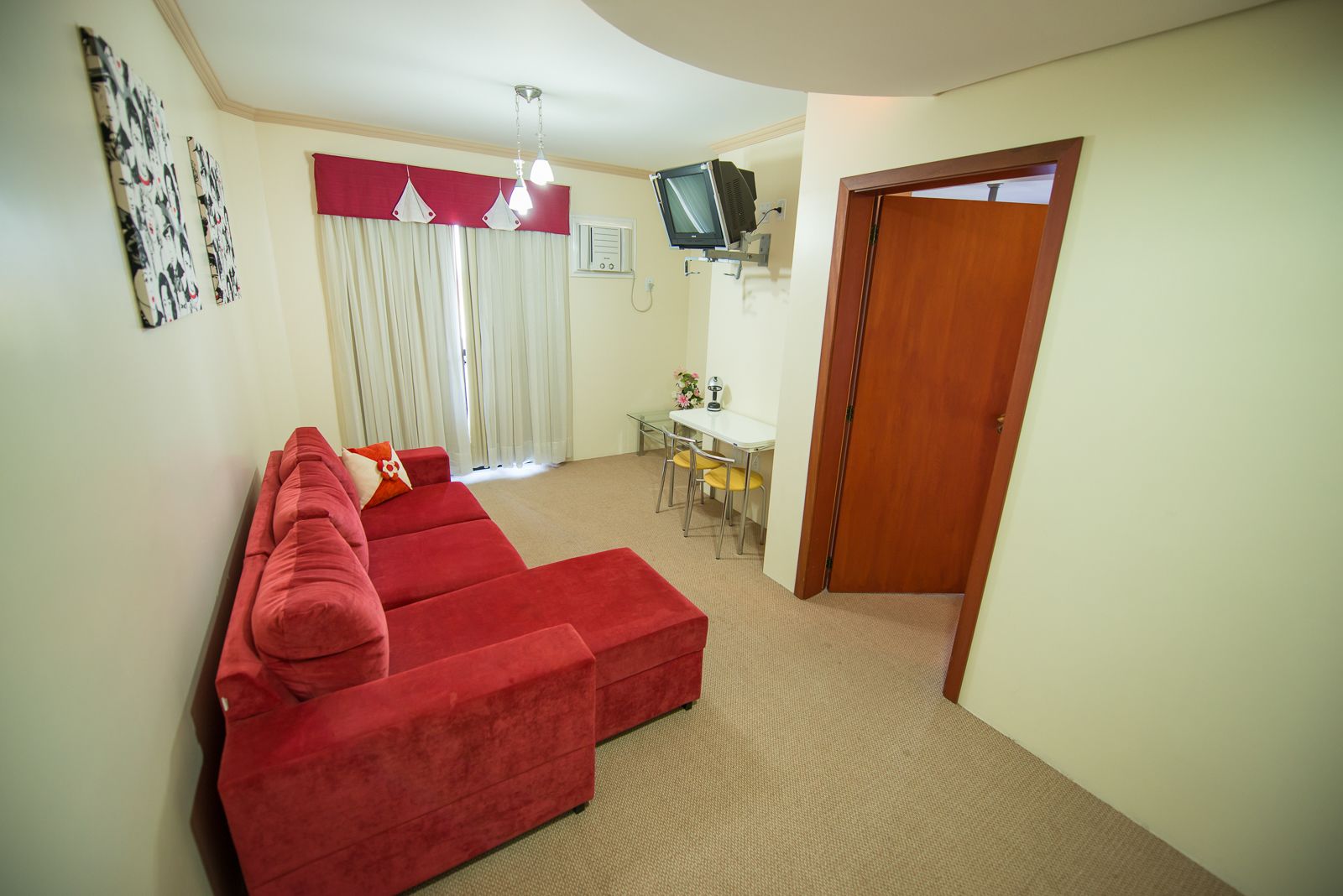 deluxe suite, jetted tub | living area | tv