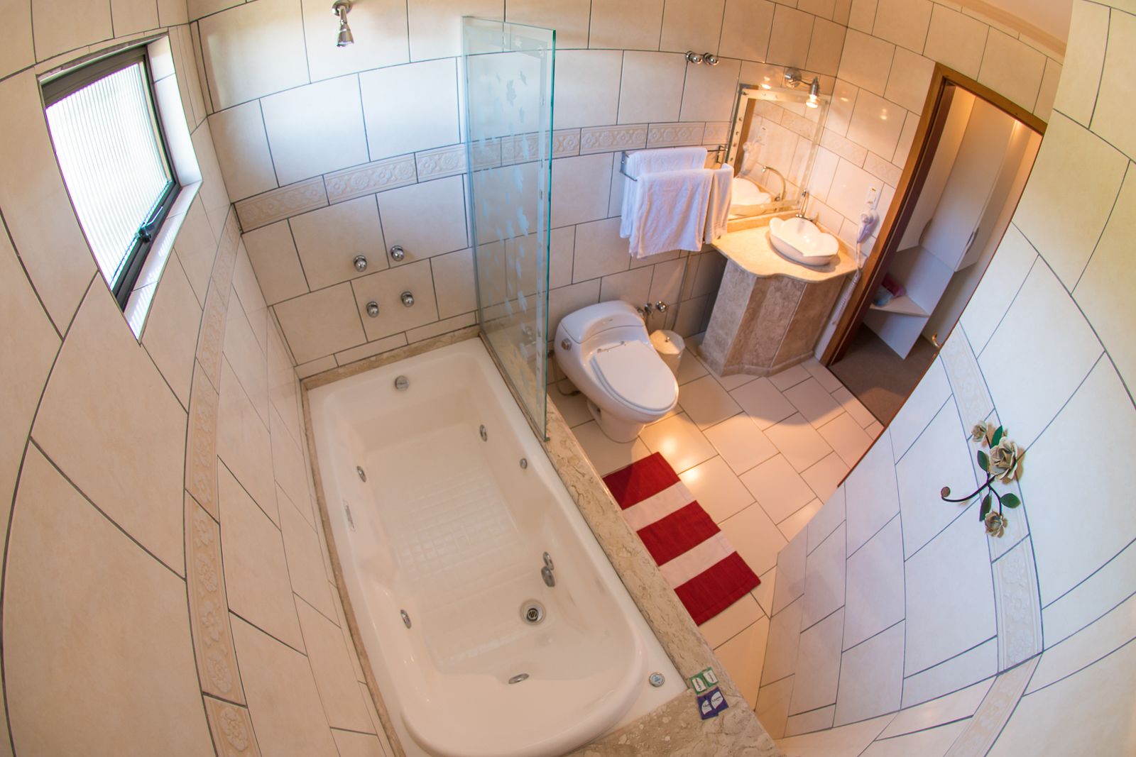 deluxe suite, jetted tub | bathroom | free toiletries, hair dryer, bidet, towels