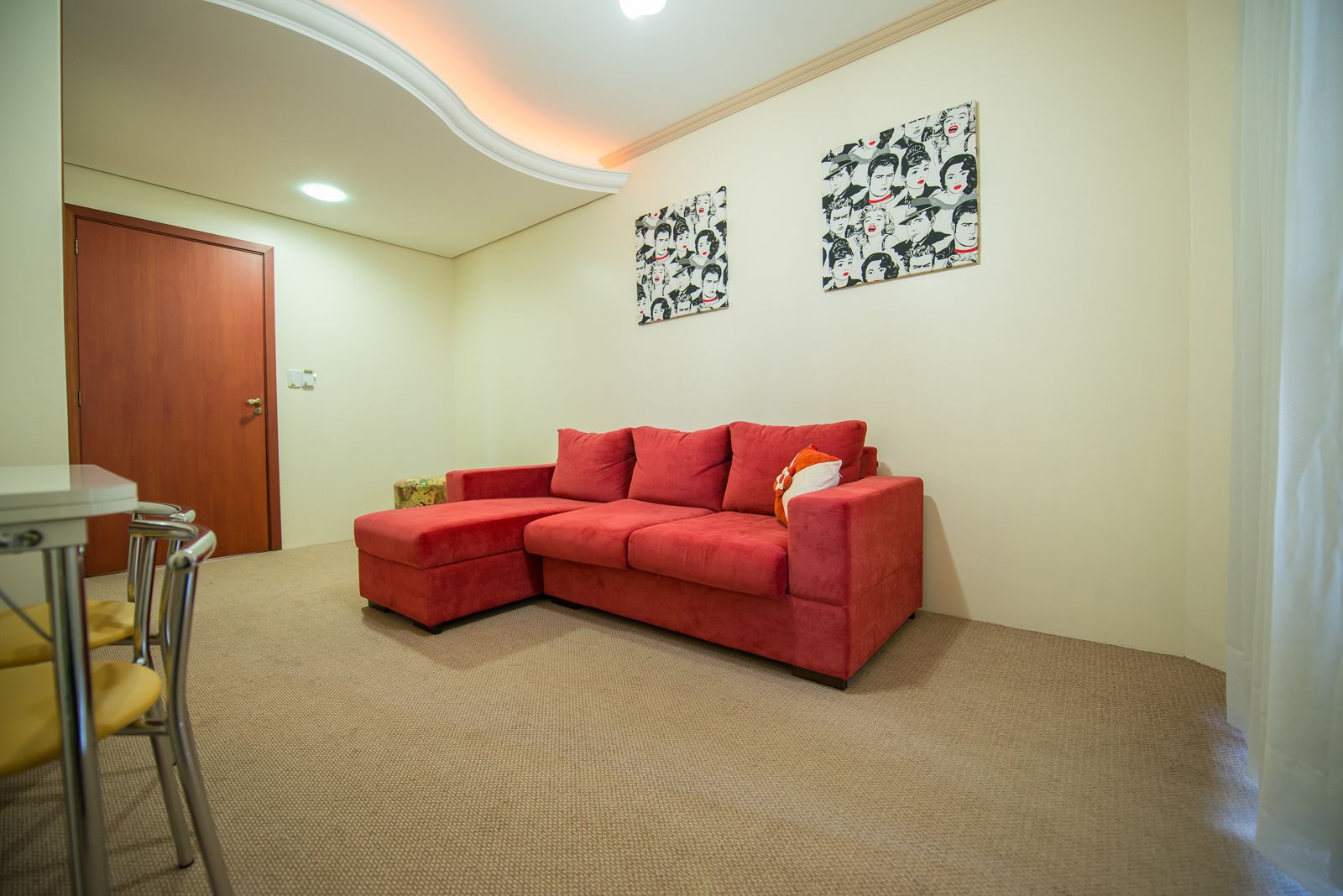 deluxe suite, jetted tub | living area | tv