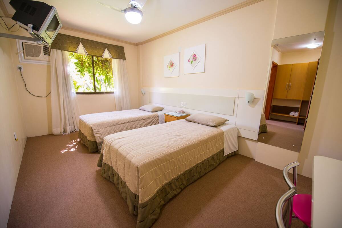 Deluxe-huone, 2 yhden hengen sänkyä | Minibaari, työpöytä, pimennysverhot, silitysrauta/-lauta