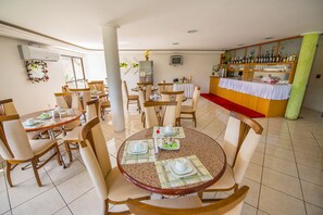 Café da manhã completo grátis todos os dias