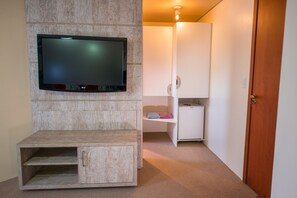 Suite Deluks, jet tub | Ruang keluarga | TV
