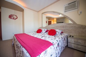 Deluxe Suite, Jetted Tub | Minibar, desk, blackout curtains, iron/ironing board - Hotel Di Fratelli (Dois Irmaos)