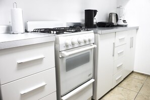 Huoneisto, 2 makuuhuonetta | Yksityinen keittiö | Täysikokoinen jääkaappi, mikroaaltouuni, uuni, liesi
