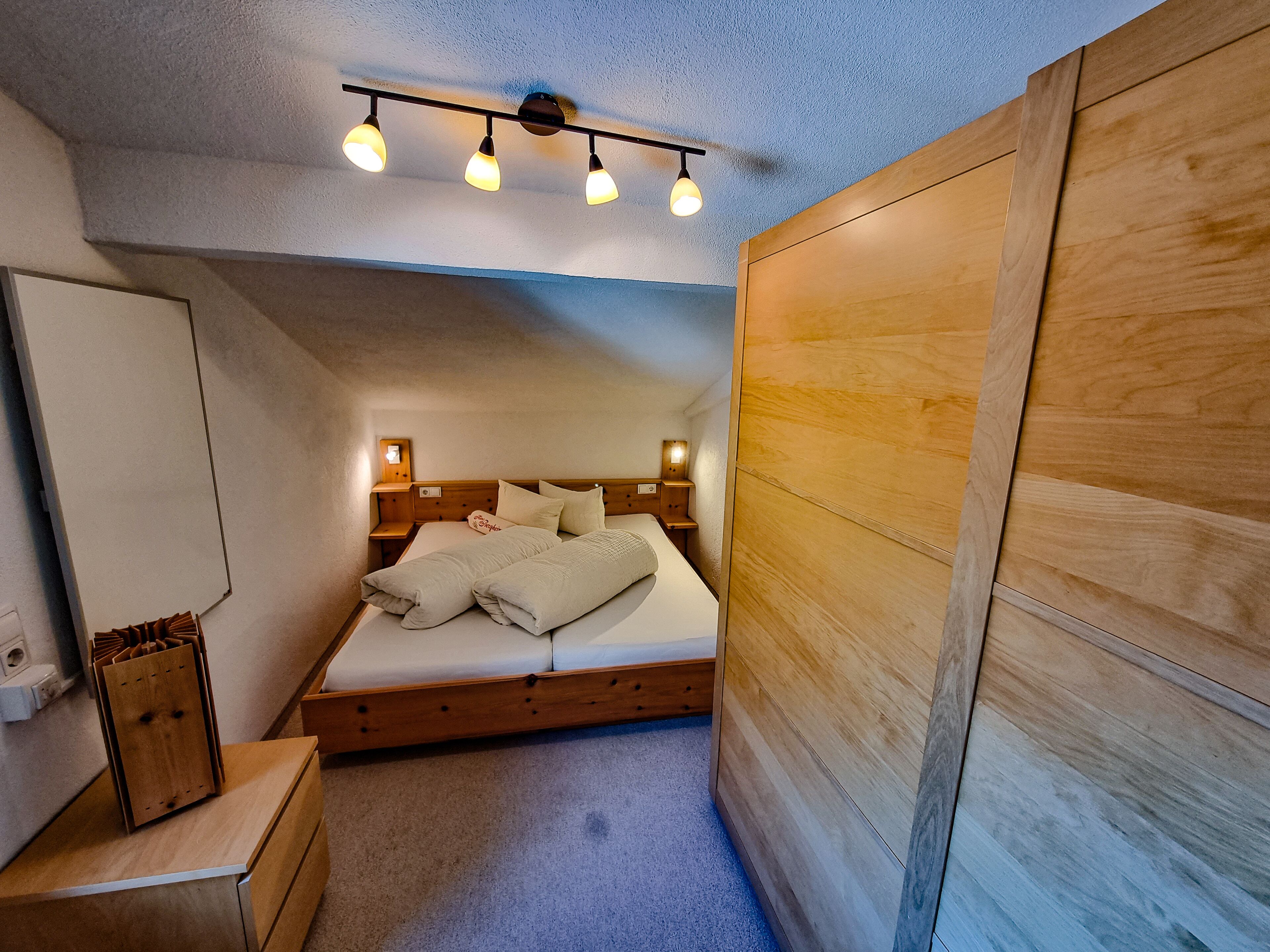 Apartment, 1 Schlafzimmer (incl. EUR 35 cleaning fee per stay) | Zimmersafe, individuell dekoriert, laptopgeeigneter Arbeitsplatz