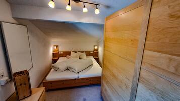 Apartemen, 1 kamar tidur (incl. EUR 35 cleaning fee per stay) | Brankas, didekorasi berbeda-beda, dan ruang kerja ramah laptop