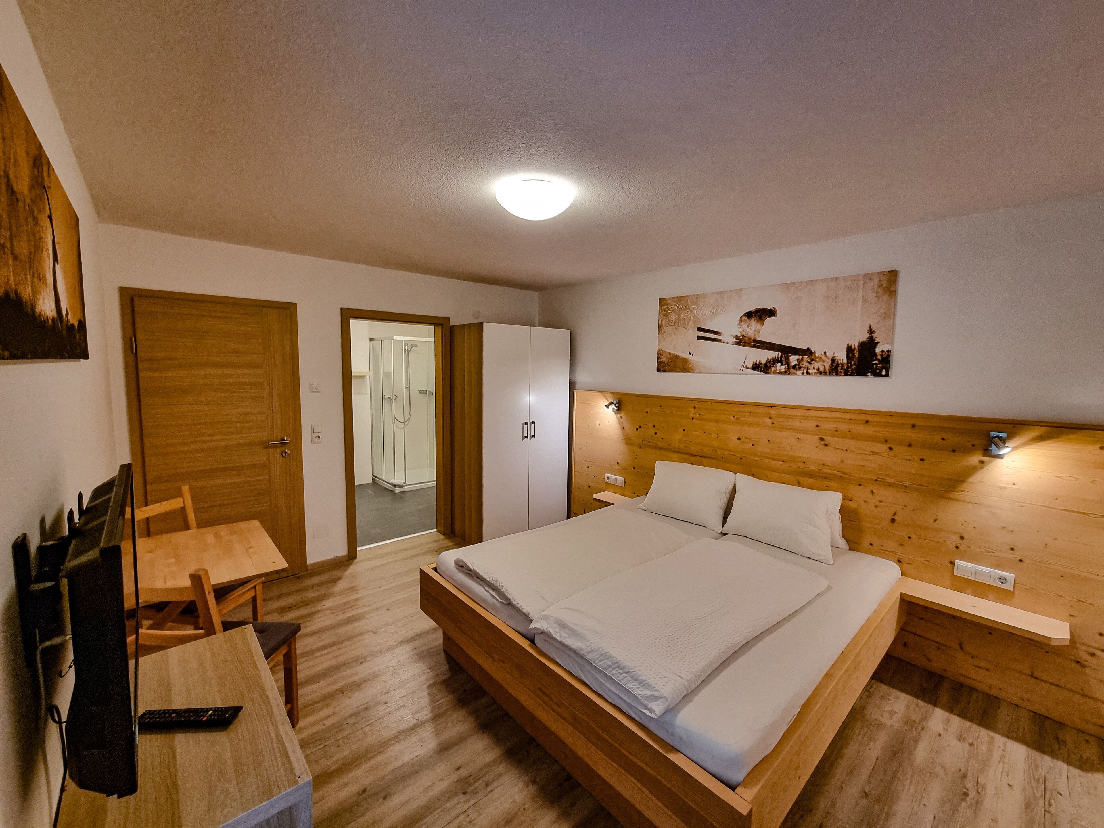 Apartment, 2 Schlafzimmer, Terrasse (incl. EUR 40 cleaning fee per stay) | Zimmersafe, individuell dekoriert, laptopgeeigneter Arbeitsplatz