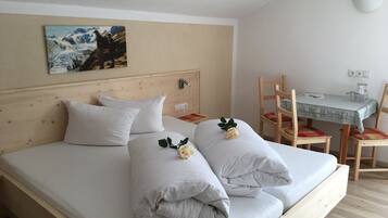 Dreibettzimmer, Balkon | Zimmersafe, individuell dekoriert, laptopgeeigneter Arbeitsplatz