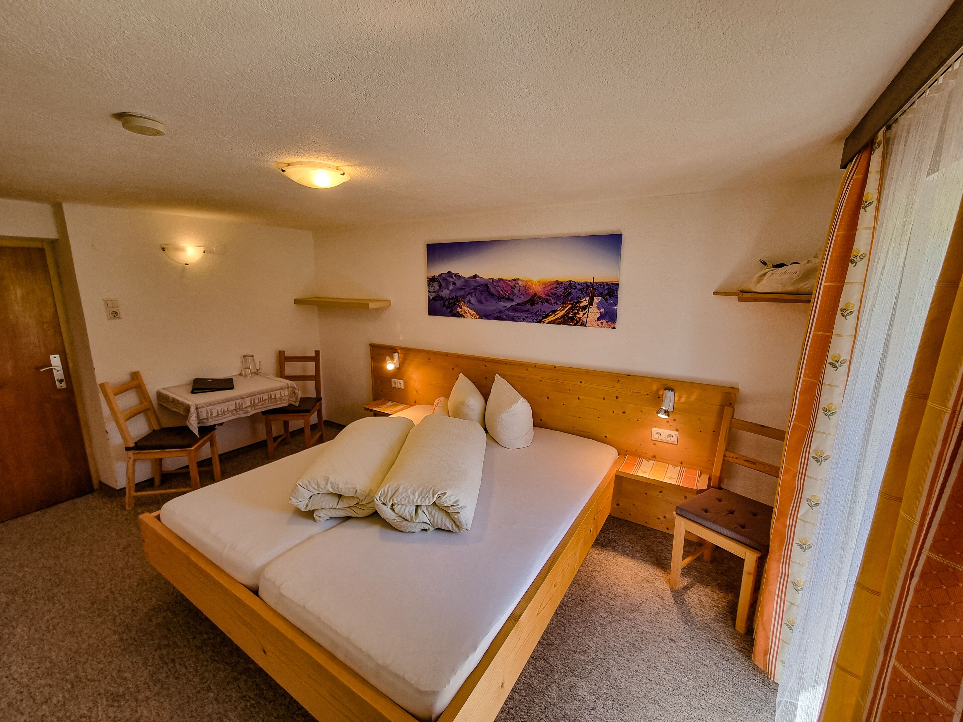 Doppelzimmer, Balkon | Zimmersafe, individuell dekoriert, laptopgeeigneter Arbeitsplatz