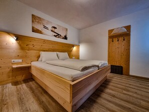Apartment, 2 Schlafzimmer, Terrasse (incl. EUR 40 cleaning fee per stay) | Zimmersafe, individuell dekoriert, laptopgeeigneter Arbeitsplatz