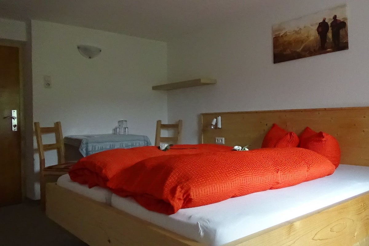 Tweepersoonskamer, balkon | Een kluis op de kamer, individueel gedecoreerd, een laptopwerkplek