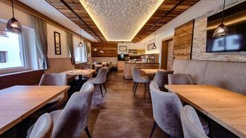 Petit déjeuner continental (10 EUR par personne)