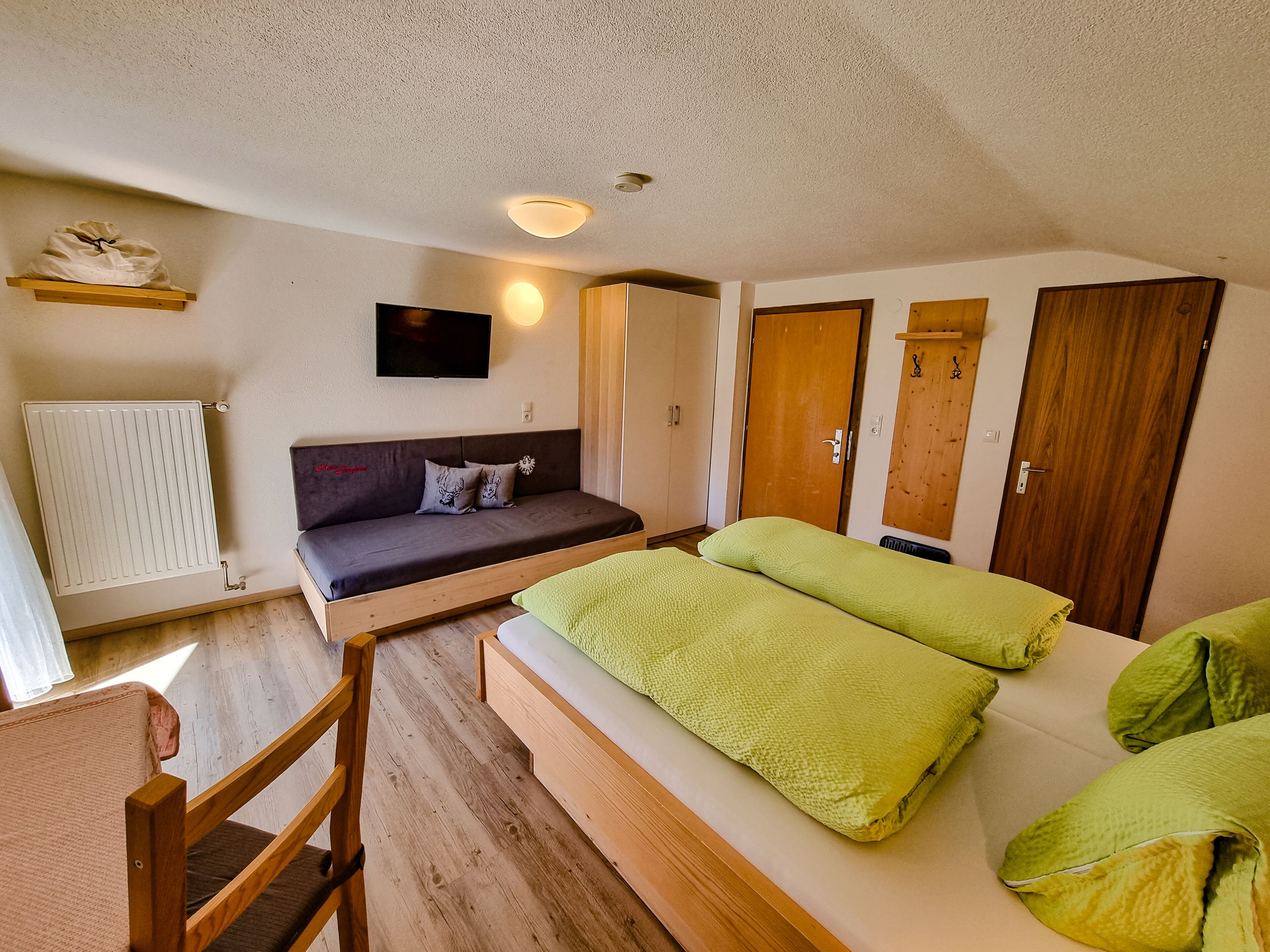 Dreibettzimmer, Balkon | Zimmersafe, individuell dekoriert, laptopgeeigneter Arbeitsplatz