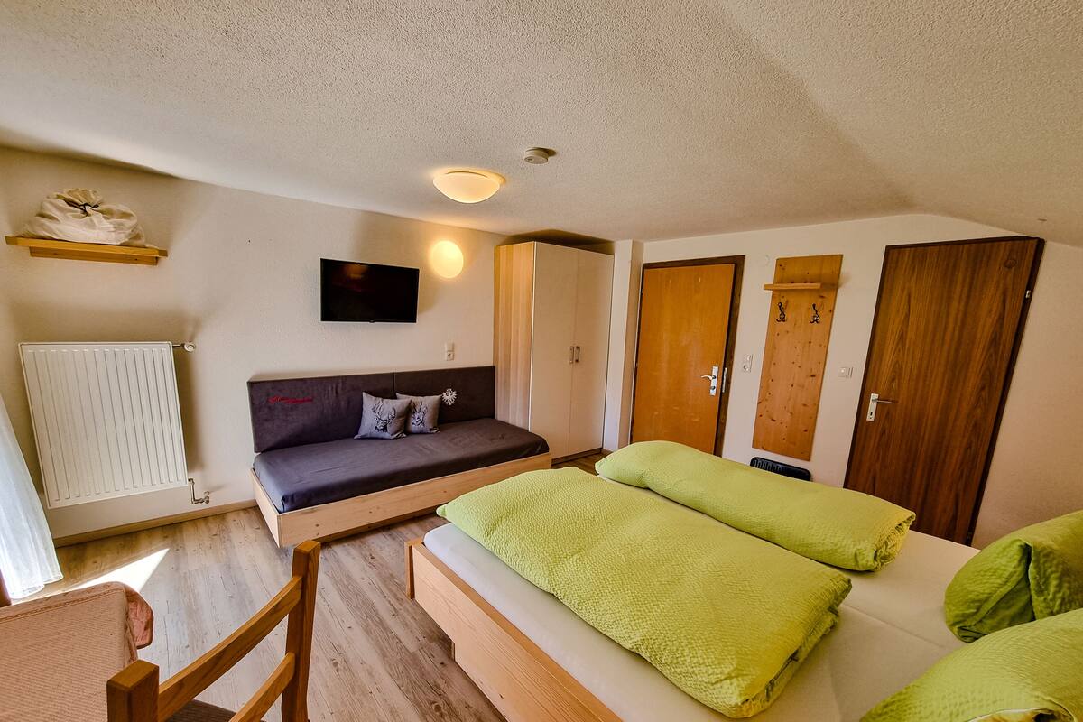 Triple Room, Balcony | In-room safe, laptop workspace, soundproofing, WiFi (free)