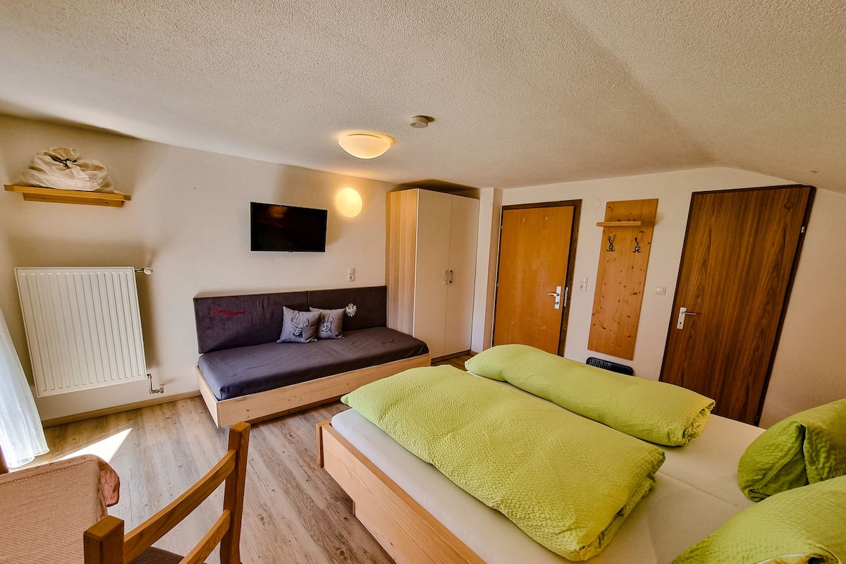 Quarto triplo, sacada | Cofres nos quartos, individualmente decorados